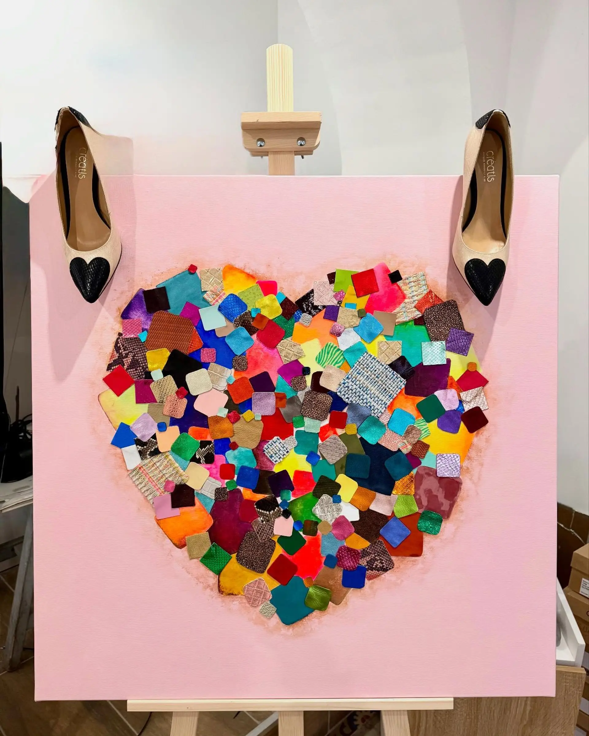🟪 Quand l’art flirte avec la mode… ça fait BOOM dans le CŒUR !

Cette œuvre est née d’une belle rencontre :
Mon univers coloré et mes carrés vibrants fusionnent avec les chutes de cuir de CREATIS, marque marseillaise de souliers faits main, alliant confort et éclat méditerranéen , @creatis_souliers

Le résultat ? Un tableau unique, une explosion de couleurs et de textures, un coup de cœur mode & arty.

Un cœur flamboyant, fait de petits morceaux d’émotion, de style et d’énergie.

Un tableau unique, 100 % récup, 200 % love.💜❤️🧡

Et ouiiiiiii , il va y avoir une possibilité pour vous de le voir de très très très près ce tableau …😇
Restez bien chaussé.e.s et bien connecté.e.s, ça arrive vite !😇😇😇